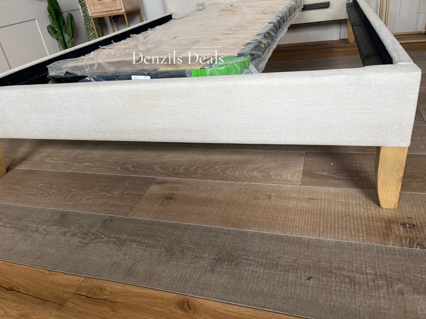 Loaf Piper kingsize Bedstead in Thatch House Fabric