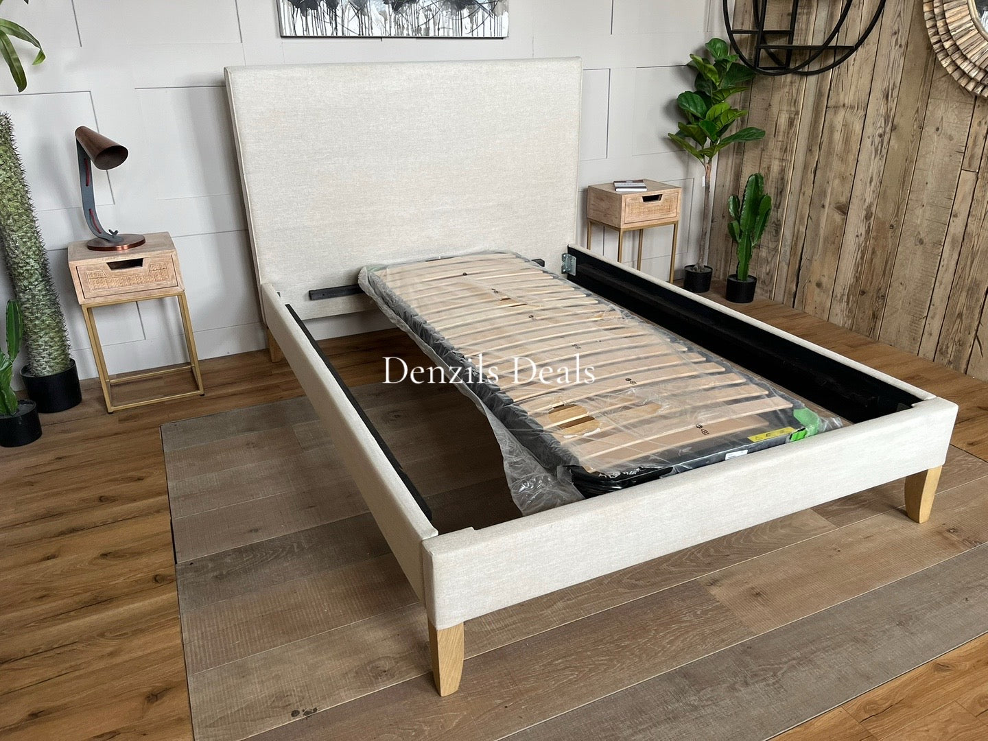 Loaf Piper kingsize Bedstead in Thatch House Fabric
