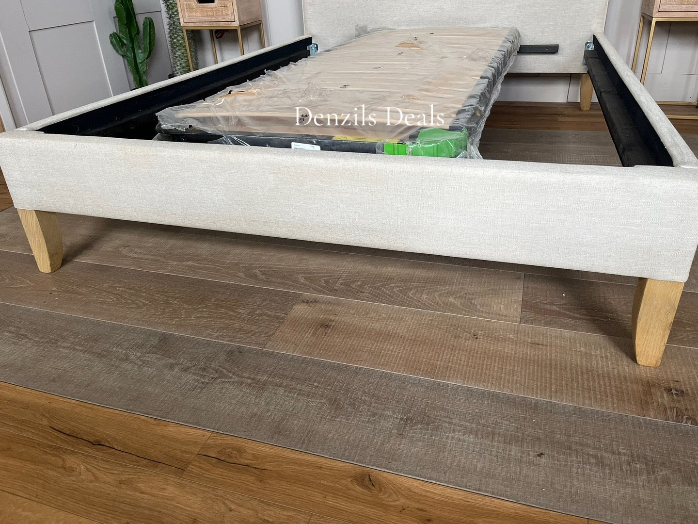Loaf Piper kingsize Bedstead in Thatch House Fabric