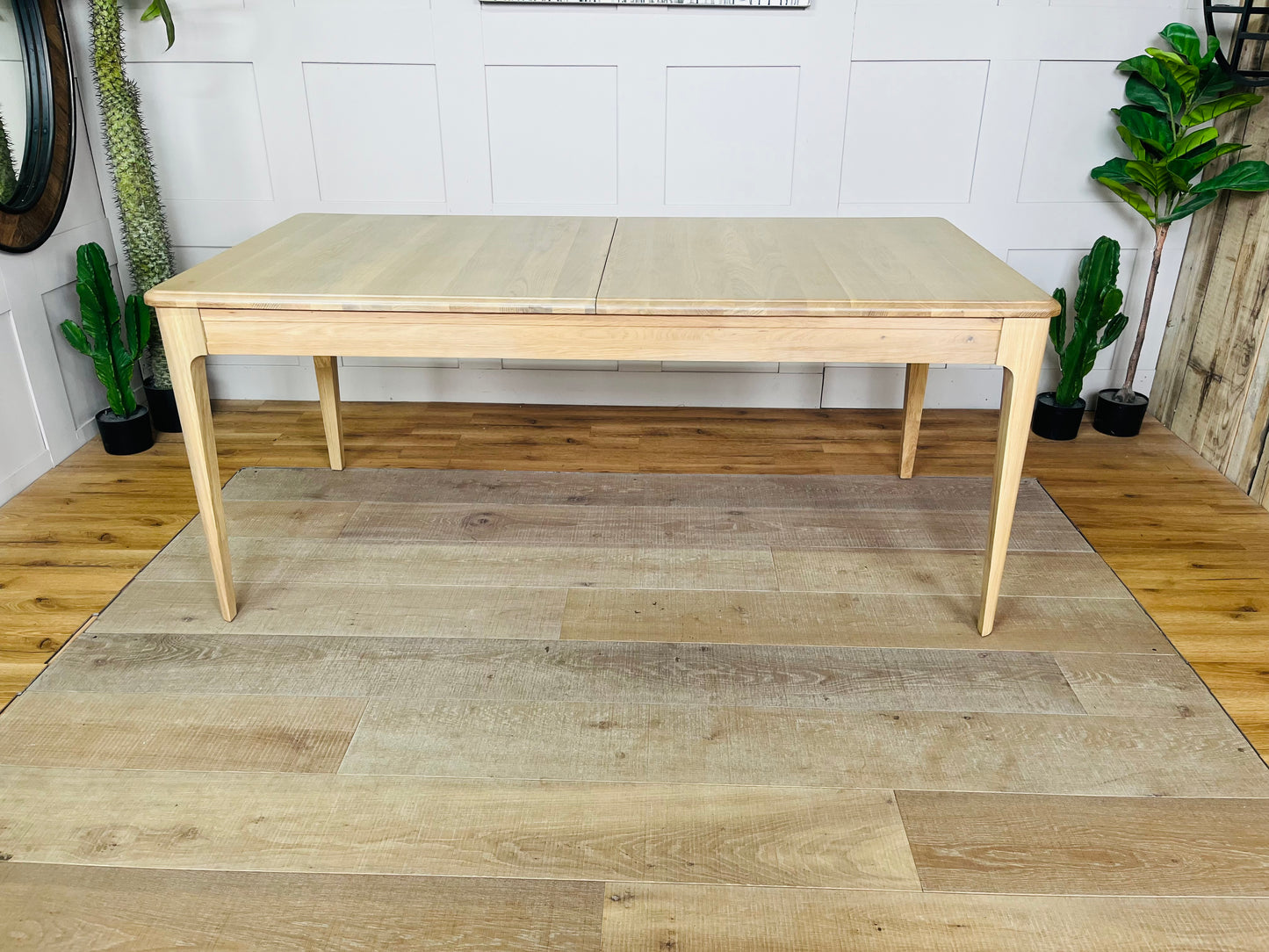 NEWTON Light Natural Solid Oak 6-8 Seater Extendable Dining Table