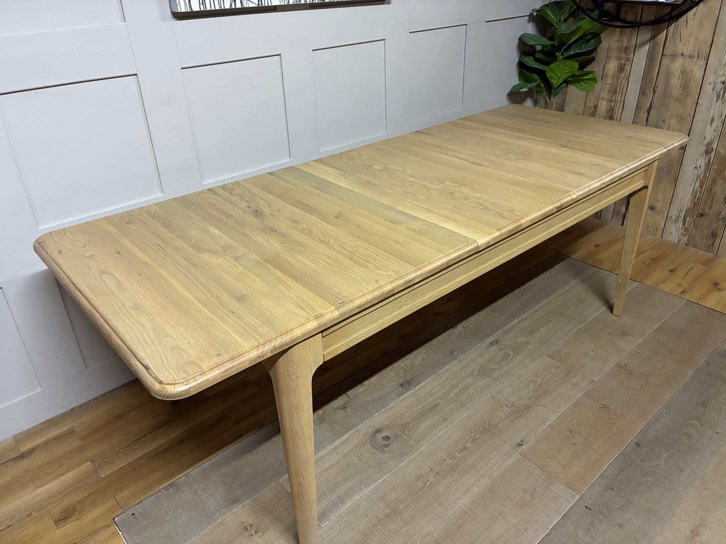 NEWTON Light Natural Solid Oak 6-8 Seater Extendable Dining Table