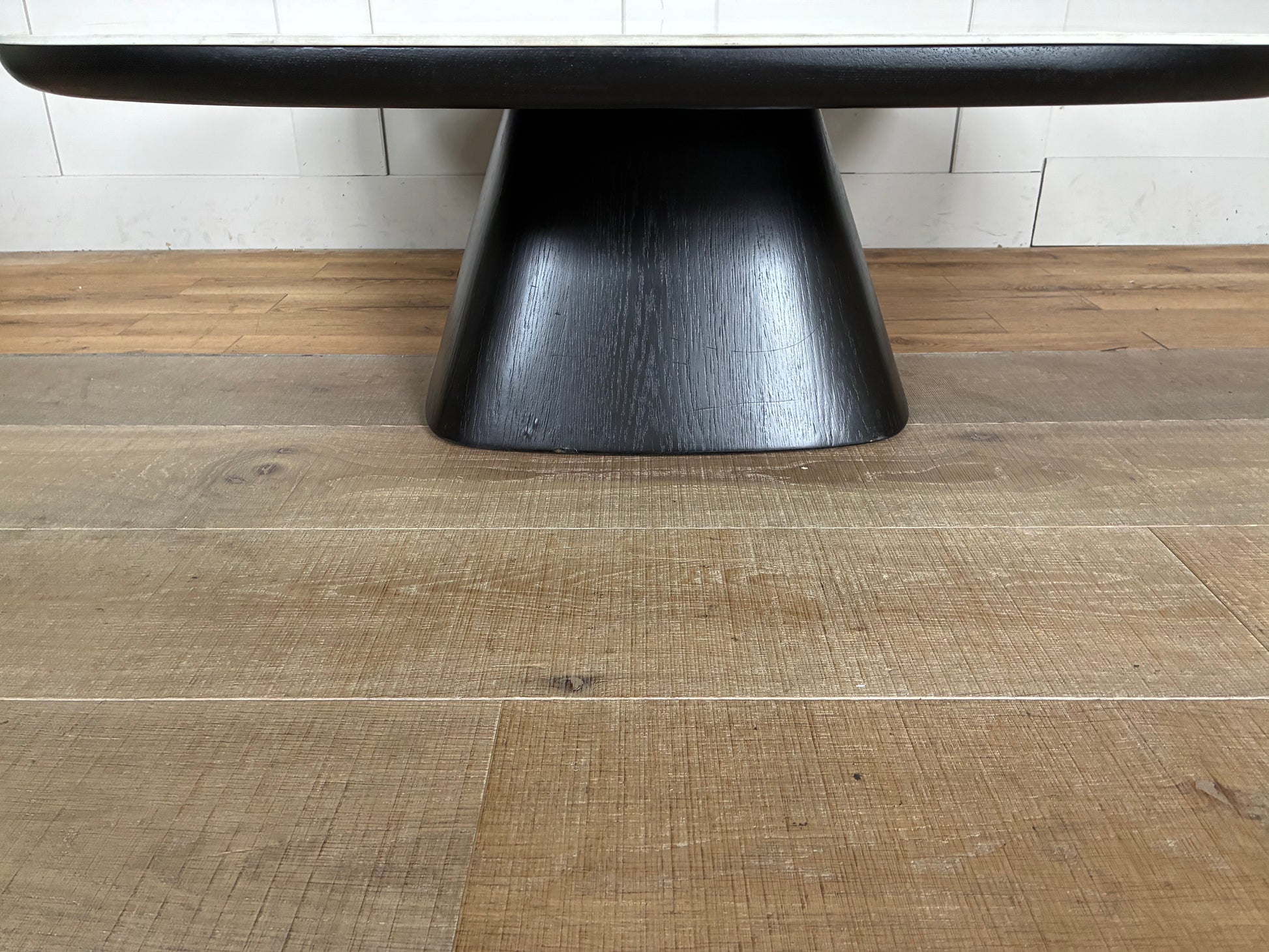 Close up of Nick Scali Allegria square Coffee table base