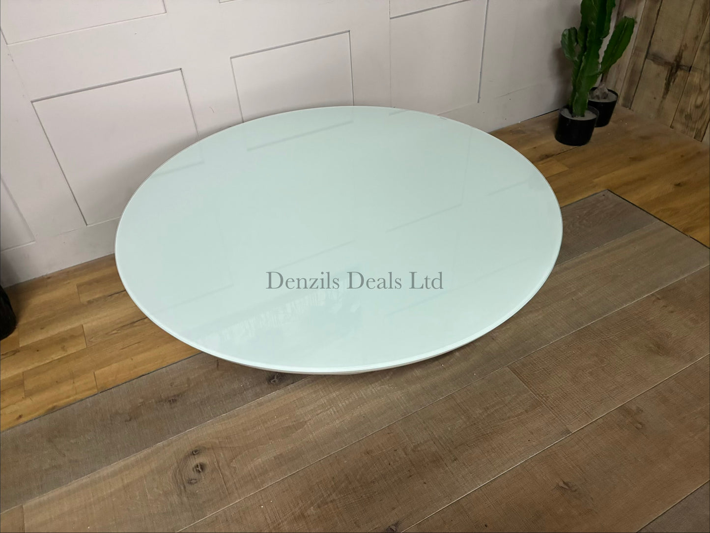 Close up of the round indoor/outdoor Dulce 42” Round coffee tables thin glass top