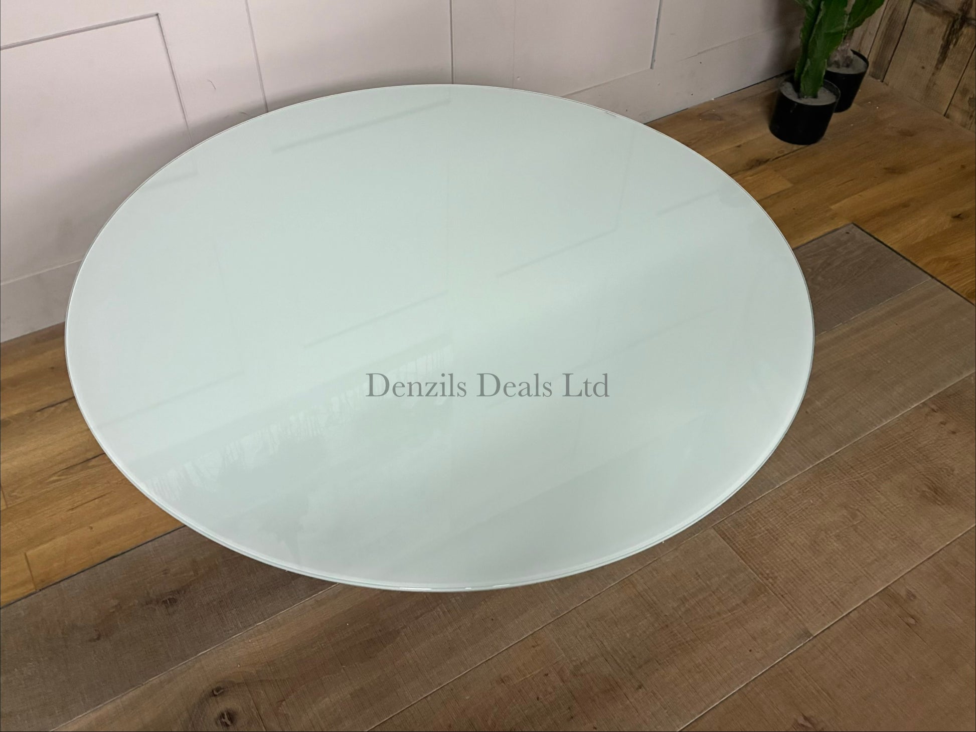 Close up of the round indoor/outdoor Dulce 42” Round coffee tables thin glass top