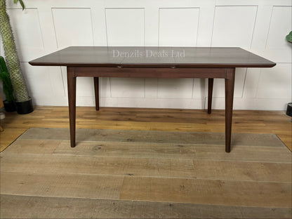 Fishe & Lilly Norway dark walnut extending dining table featuring a 1960s Scandinavian-inspired wood design, configured as a 4 to 6 seater