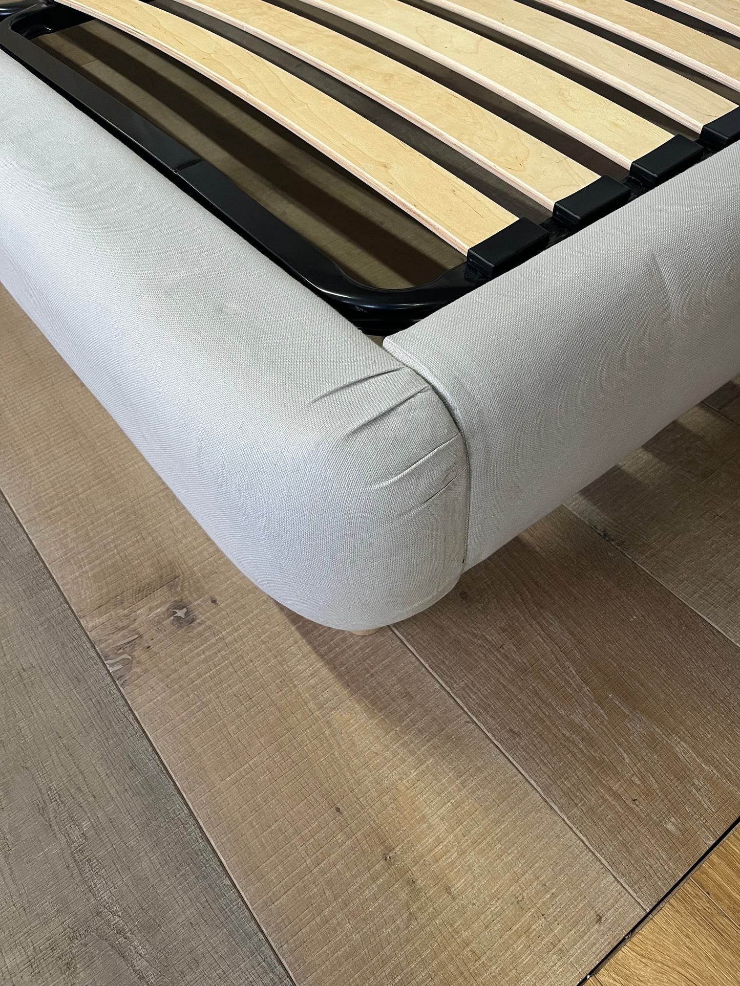 Loaf Ruffle Super king Size Bed R48
