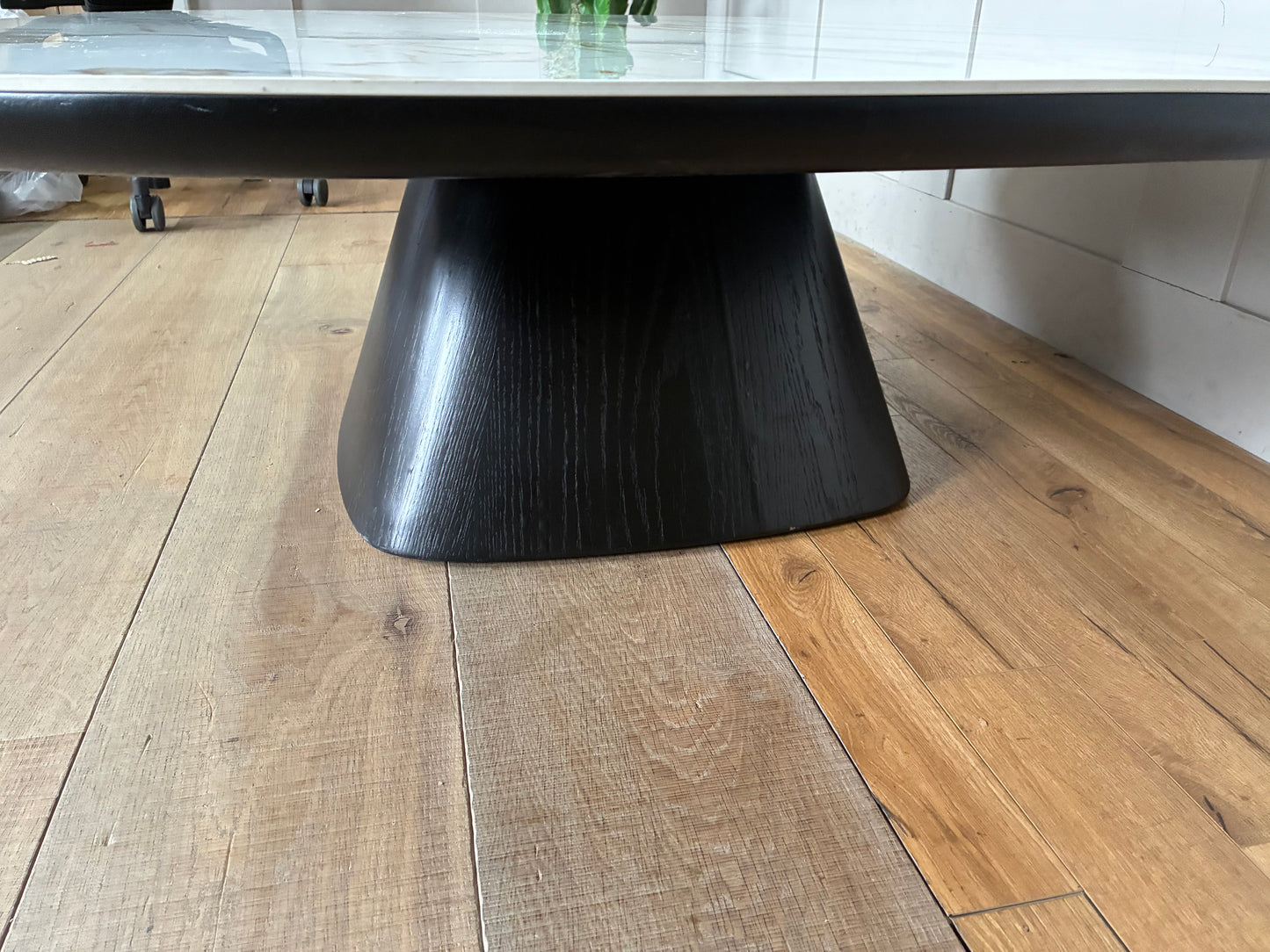 Close up of Nick Scali Allegria square Coffee table base