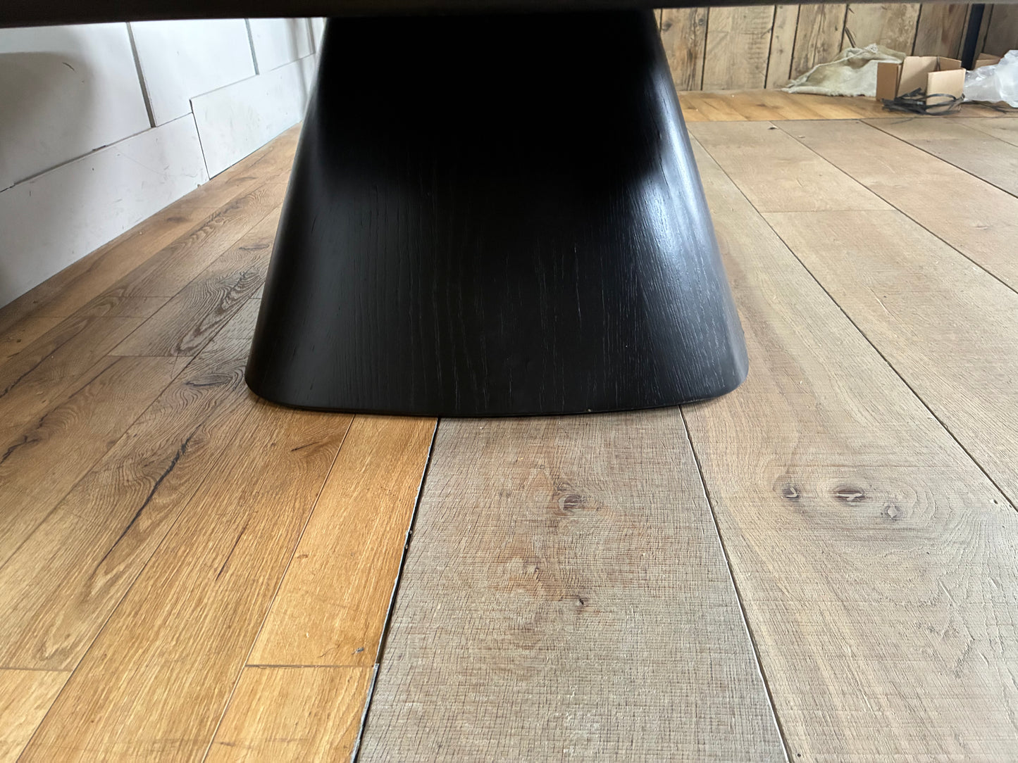 Close up of Nick Scali Allegria square Coffee table base