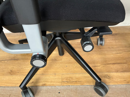 Office chair with headrest