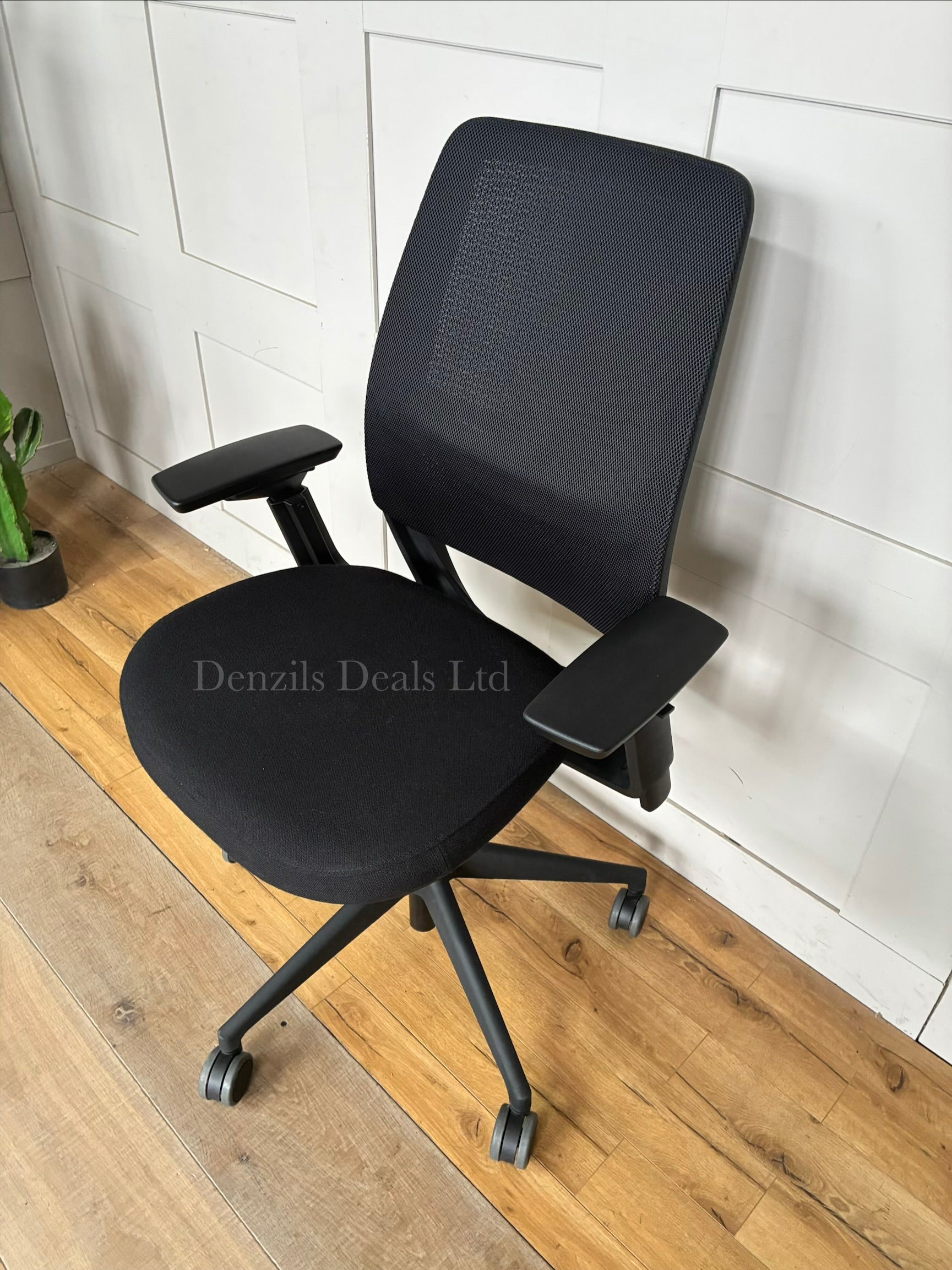 Steelcase Series 2 office chair featuring a mesh backrest, adjustable 4D armrests, and a cushioned seat.