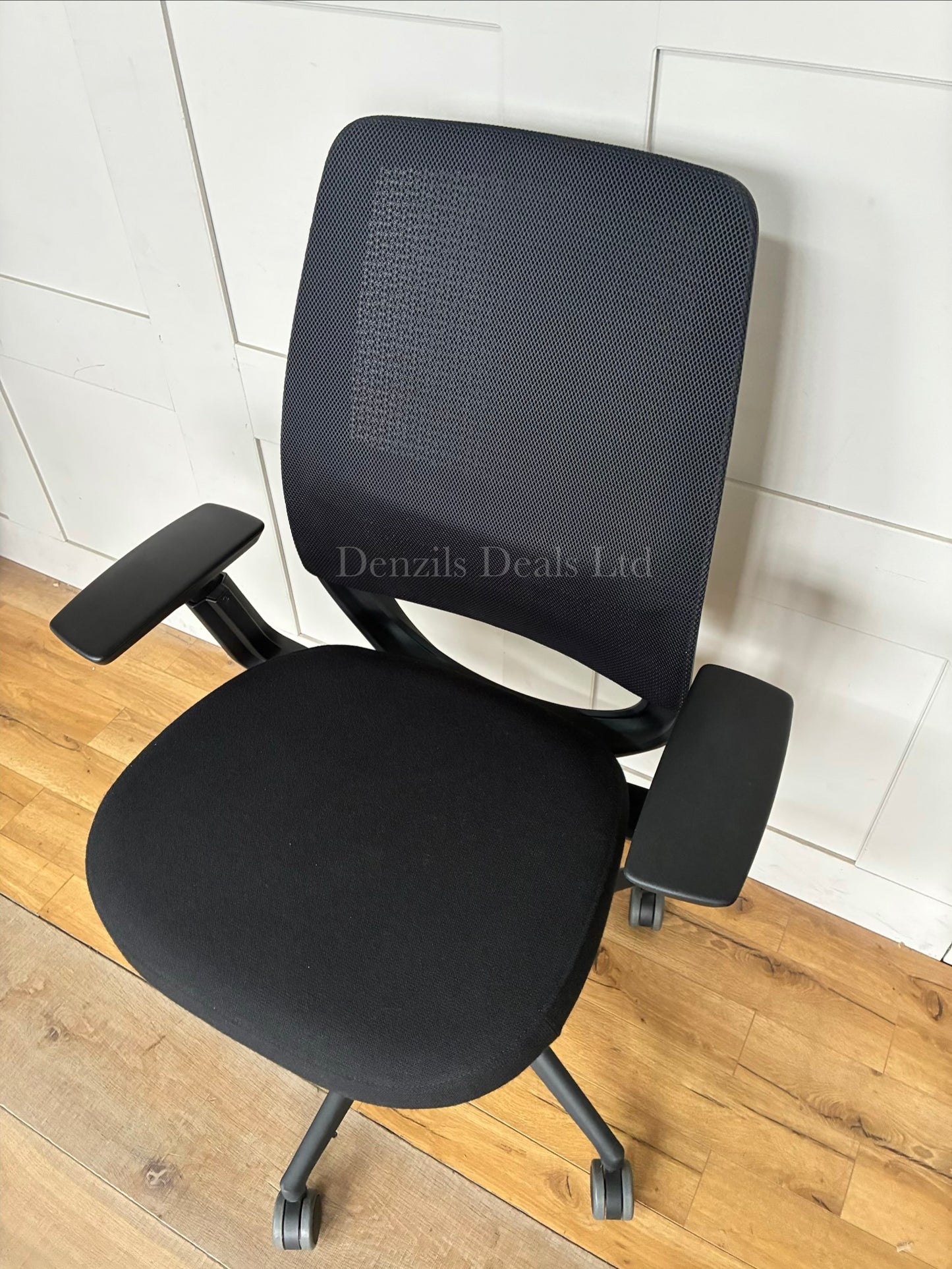 Steelcase Series 2 office chair featuring a mesh backrest, adjustable 4D armrests, and a cushioned seat.