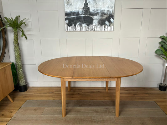 The Wright Oak Round Extendable Dining Table is a solid American growth oak dining table featuring an integrated butterfly leaf that extends its width from 125cm to 175cm