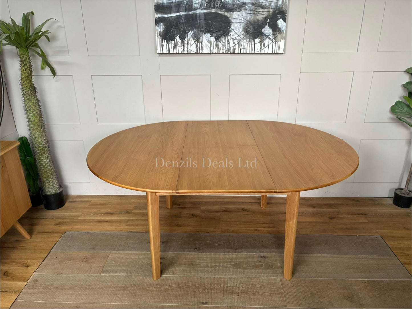 The Wright Oak Round Extendable Dining Table is a solid American growth oak dining table featuring an integrated butterfly leaf that extends its width from 125cm to 175cm